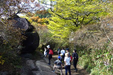筑波山・家族連れが息を切らせながら山頂へ