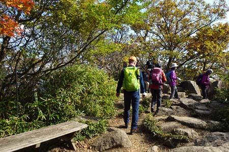 筑波山・紅葉の中を下って行きます