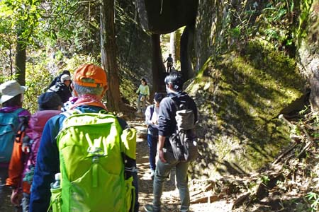 筑波山・弁慶の七戻り岩