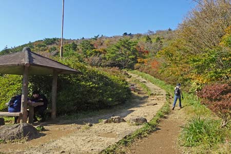 筑波山・振り返る斜面は紅葉が進み
