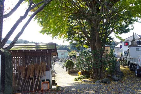あきる野市・正光寺の境内には墓地