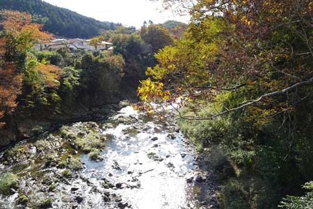 秋川丘陵・高尾橋から見下ろす秋川