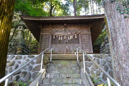 秋川丘陵・急な石段の上に高尾神社