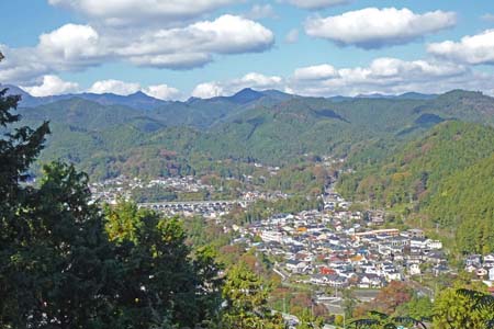 秋川丘陵・展望のベンチからは五日市の街並み