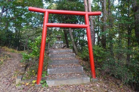 秋川丘陵・赤い鳥居に古い石祠