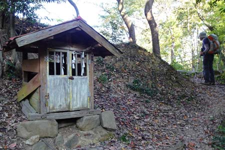 秋川丘陵・根小屋城跡に朽ちかけた祠