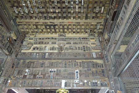 日野市・高幡不動の山門に千社札
