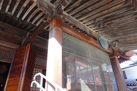 日野市・高幡不動の鰐口には紐がない