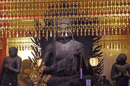 日野市・高幡不動の見上げる不動明王像