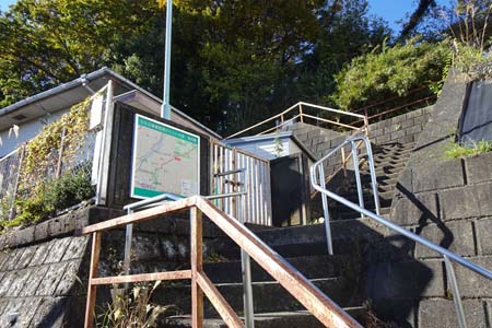 高幡不動から平山城址公園・階段を登ると多摩動物園沿いの道