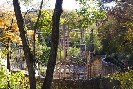 高幡不動から平山城址公園・多摩動物園の柵が見えます