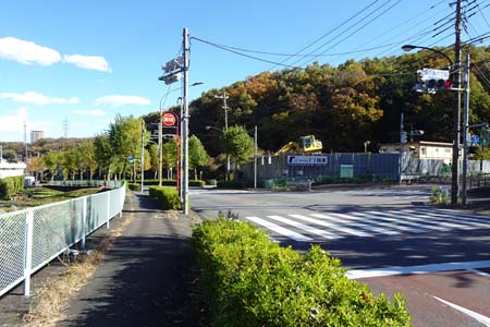 高幡不動から平山城址公園・動物公園通りの交差点