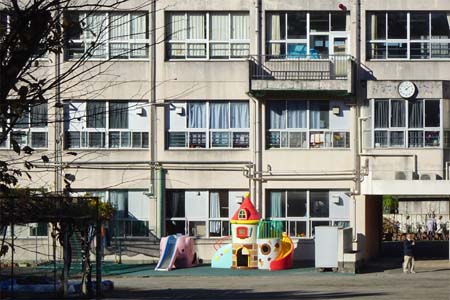 高幡不動から平山城址公園・中央広場の前に廃校を利用した保育園