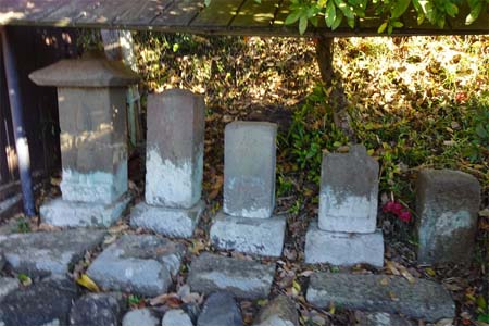 高幡不動から平山城址公園・坂道を下ると古い石仏