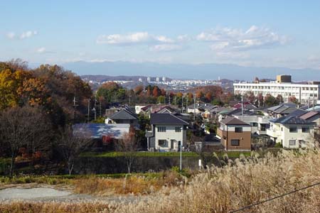 はるひ野駅から黒川駅・市街地の上に奥多摩の稜線
