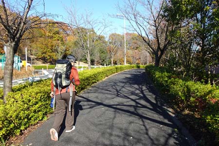 はるひ野駅から黒川駅・車の多い県道を歩く