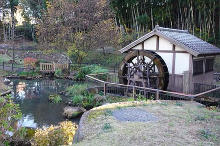 はるひ野駅から黒川駅・公園には水車が回っています