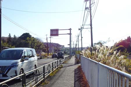 はるひ野駅から黒川駅・車の流れも多い鶴川街道