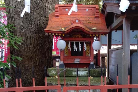 横浜市神奈川区・笠のぎ稲荷神社の境内摂社