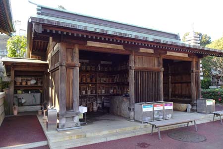 横浜市神奈川区・本覚寺の墓地の水場
