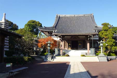 横浜市神奈川区・本覚寺の境内の奥に本堂