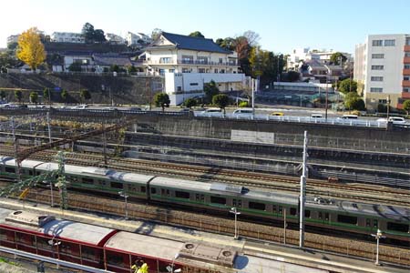 横浜市神奈川区・権現山と本覚寺との間に東海道本線