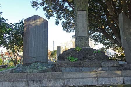 横浜市神奈川区・権現山の山頂に石碑
