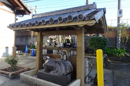 横浜市神奈川区・慶運寺に亀の御手水場