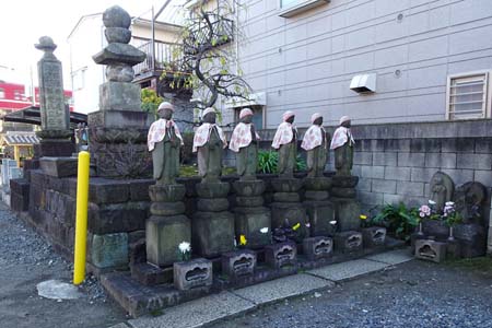 横浜市神奈川区・慶運寺の六地蔵