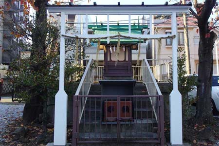 横浜市神奈川区・神明社の境内に摂社