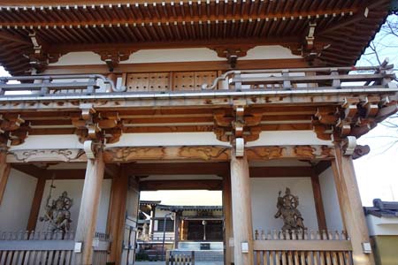 横浜市神奈川区・能満寺の四天王が配された山門