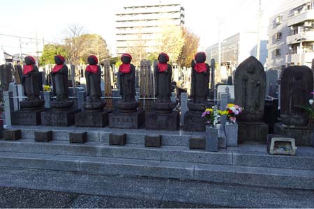 横浜市神奈川区・能満寺の境内に六地蔵
