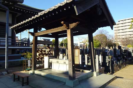 横浜市神奈川区・能満寺の御手水場