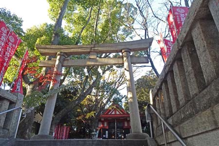 横浜市神奈川区・京成電鉄の線路を渡ると笠のぎ稲荷神社の石鳥居