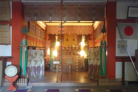 横浜市神奈川区・笠のぎ稲荷神社の拝殿