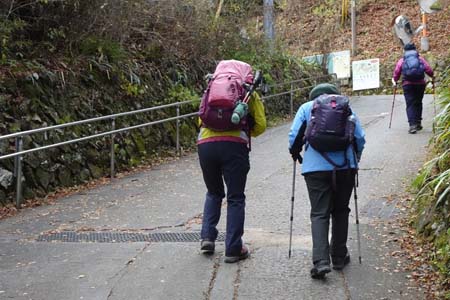 上高岩山・神代ケヤキへの登って行く急坂