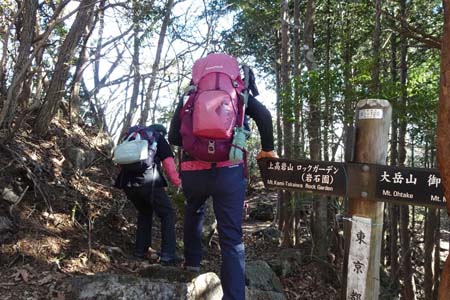 上高岩山・上高岩の側を通り抜け