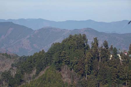 上高岩山・目の前は御嶽神社