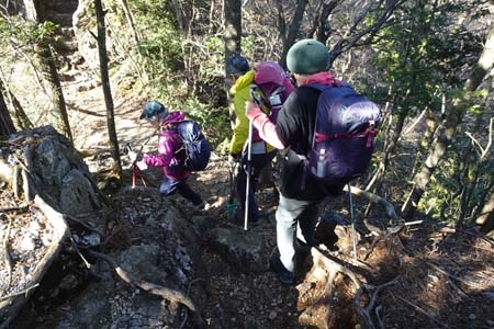 上高岩山・小さな岩場を下り