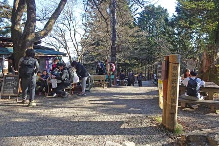 上高岩山・長尾平はたくさんの人