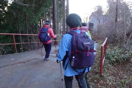上高岩山・参道の裏手を下って行きます