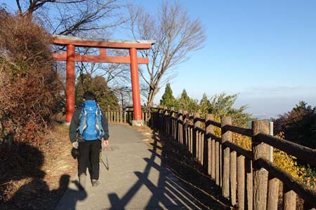 上高岩山・低くなり始めた秋の日を背に