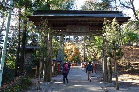 南高尾山稜・霊気満山の山門
