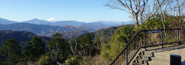 南高尾山稜・山頂からは丹沢の山並みと富士山