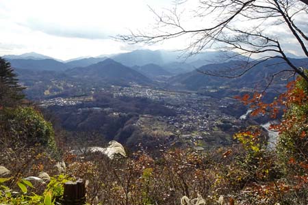 南高尾山稜・津久井湖の先に丹沢の稜線