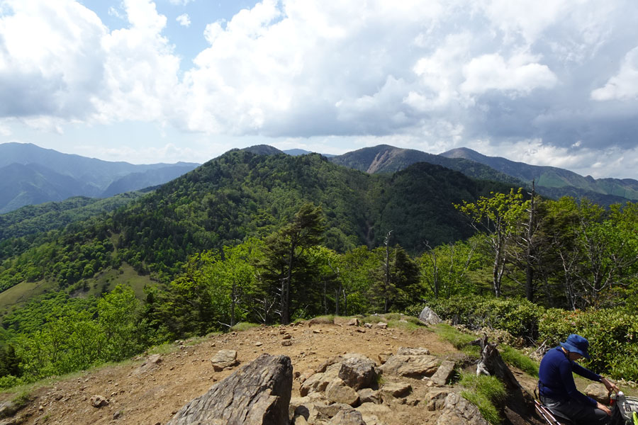 笠取山・奥秩父縦走路の稜線