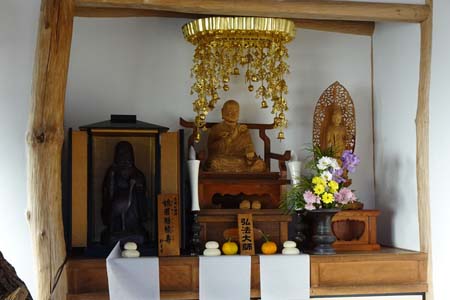 三浦市・妙音寺の大師堂には弘法大師像
