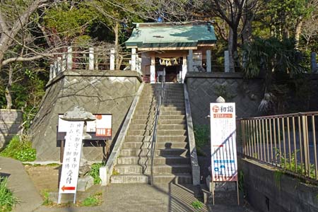 三浦市・三浦白山神社の石段上に拝殿
