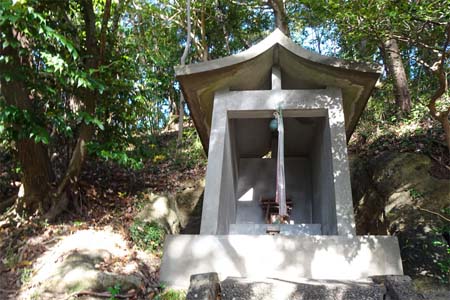 三浦市・三浦白山神社の古墳脇に石祠