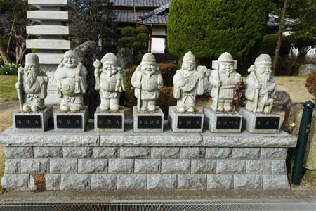三浦市・円福寺の微笑ましい七福神石像